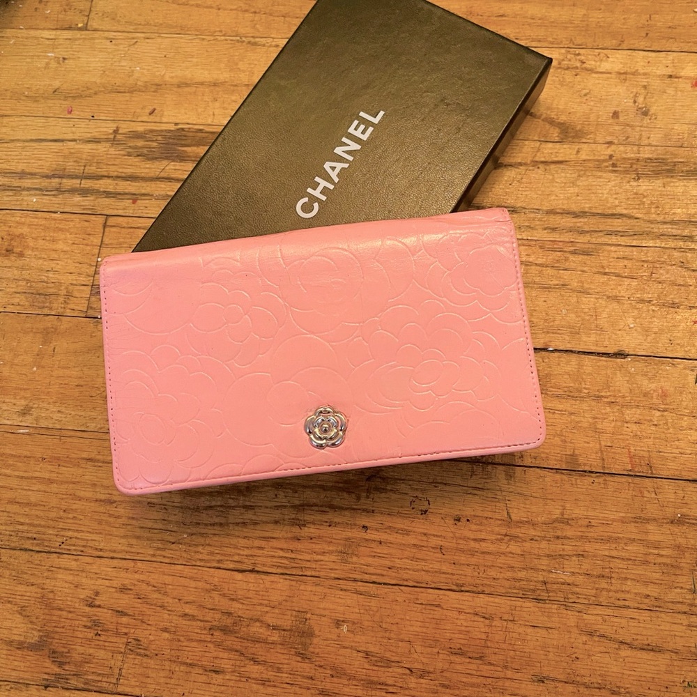 Chanel camillia baby pink wallet